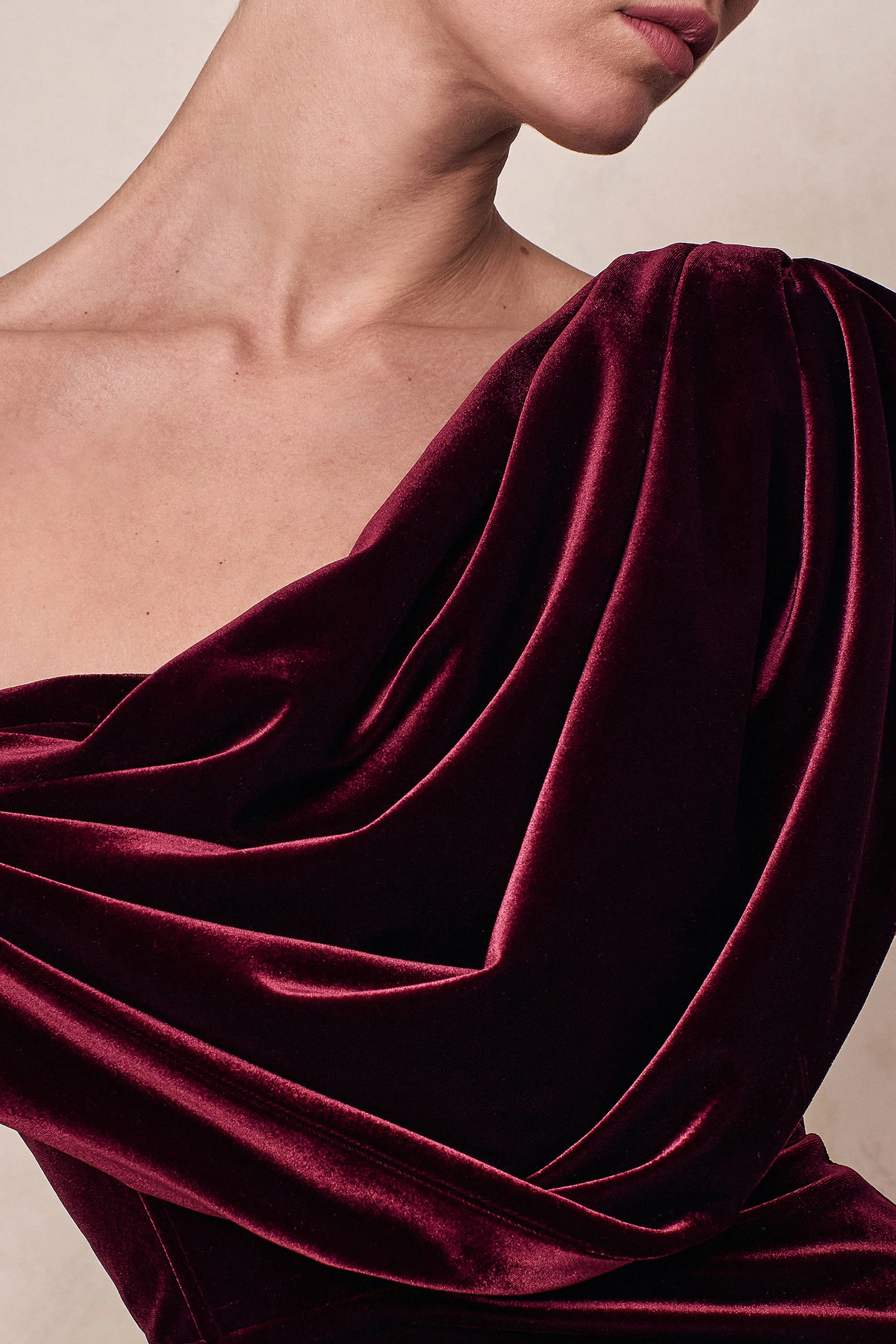 High End | Burgundy Velvet Asymmetric-Neck Midi Dress With Draped Detailing - Image 7