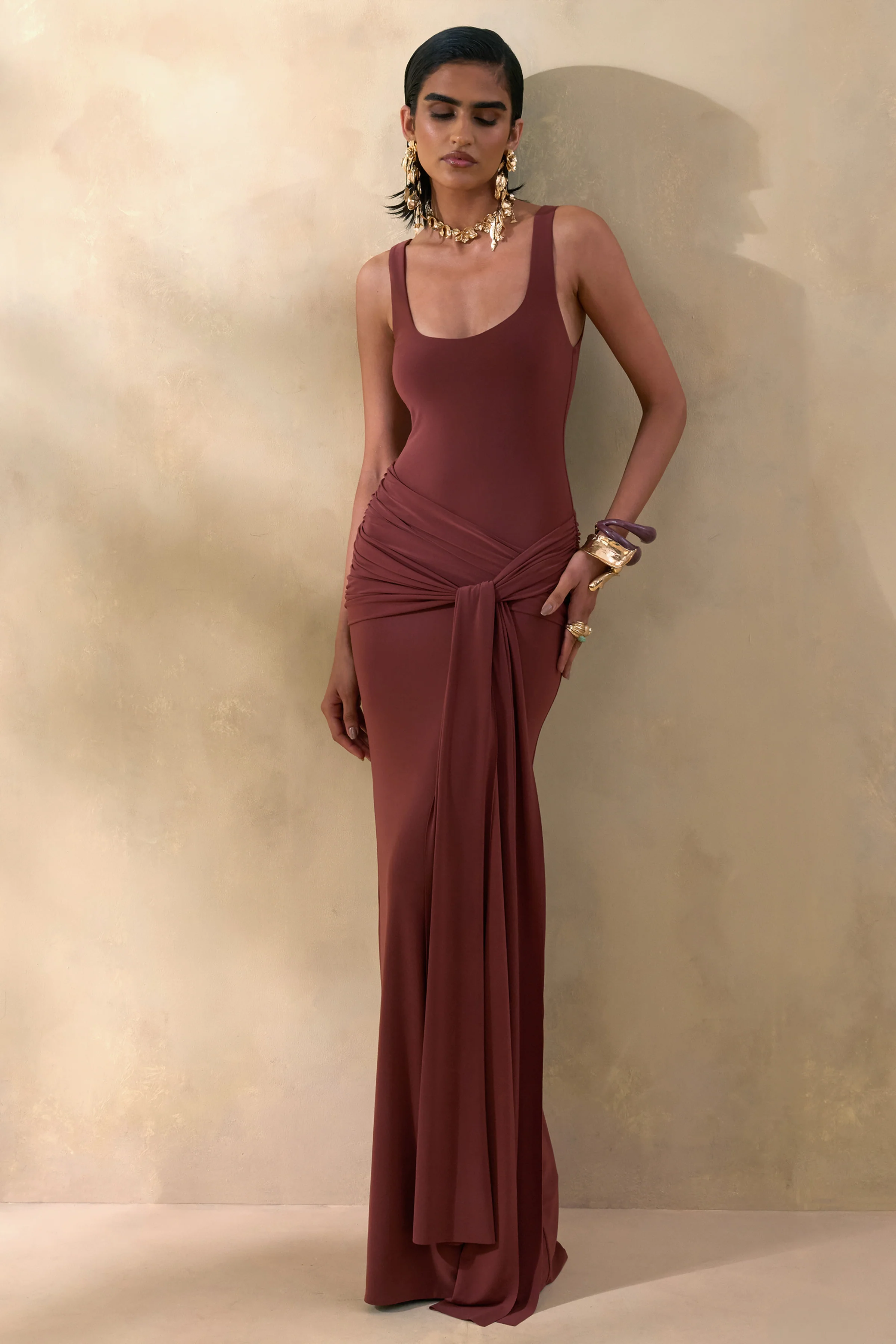 Lienna | Brown Scoop-Neck Maxi Dress With Gathered-Detail And Sash - Image 5